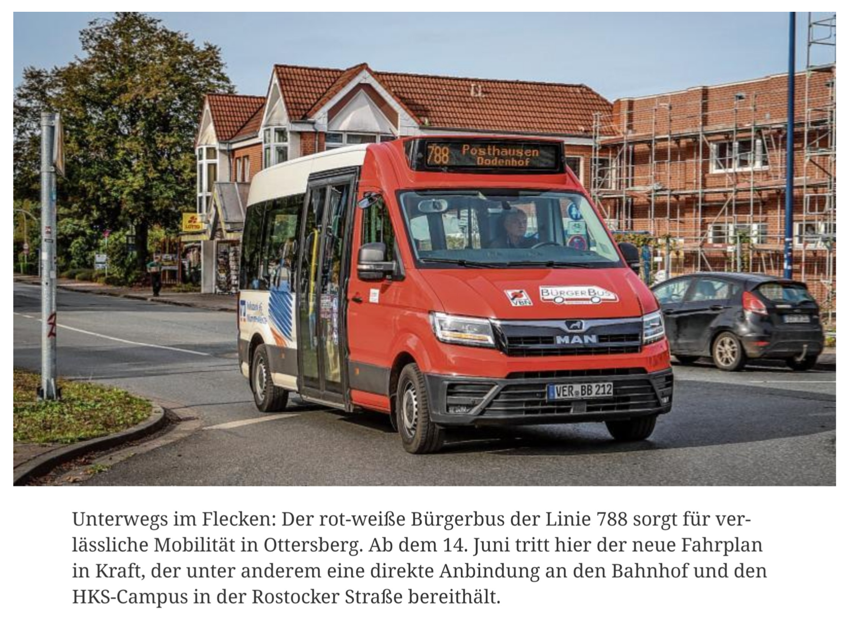 Ein Bürgerbus fährt auf der Straße.